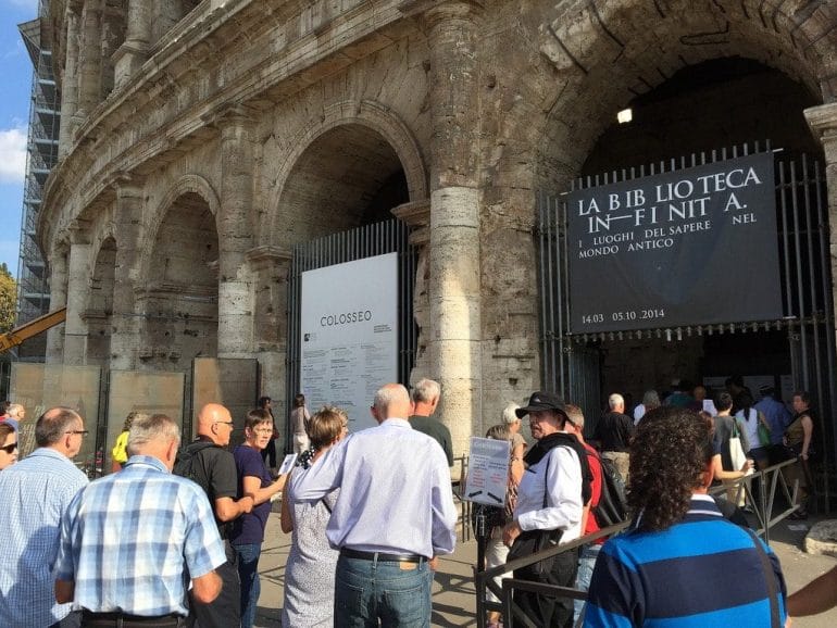 visiter_le_colisee_rome_file_queue porte entree rome