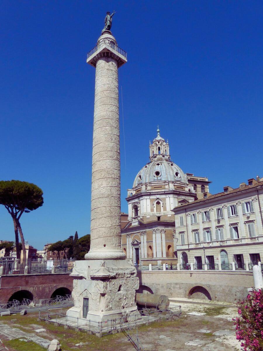 La colonne de Trajan : symbole, décor, anecdotes