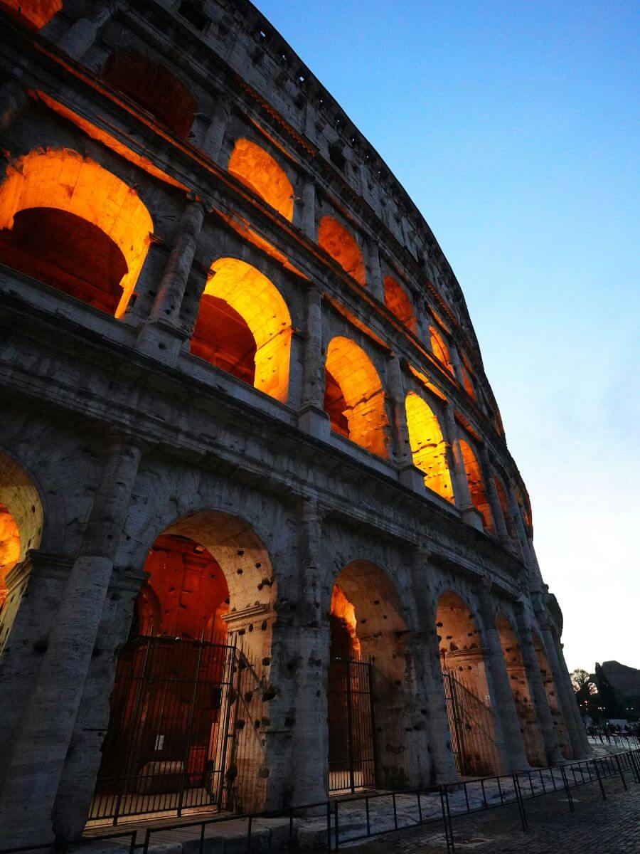 Colisée éclairé la nuit