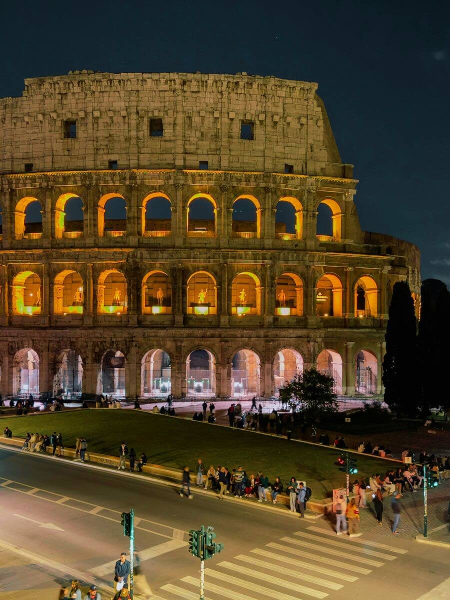 L’ambiance unique du Colisée de Rome de nuit